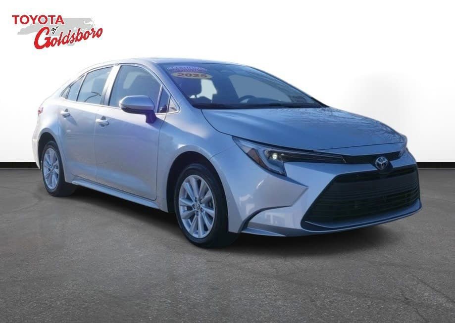 Used 2025 Toyota Corolla XLE image 3