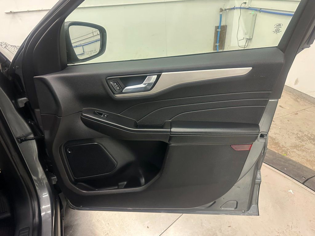 Used 2022 Ford Escape SEL w/ Technology Package image 28