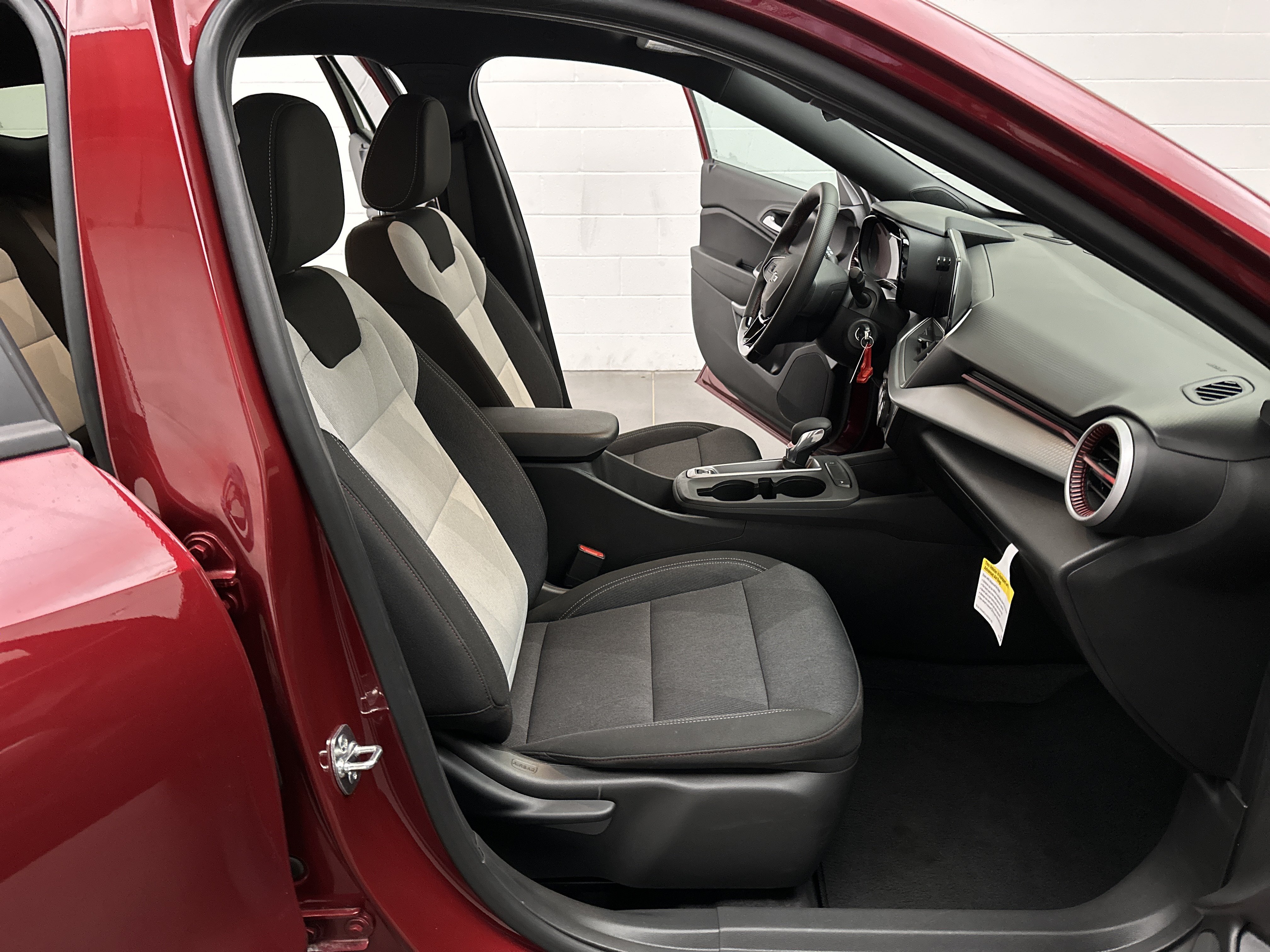 Used 2025 Chevrolet Trax RS FWD image 19