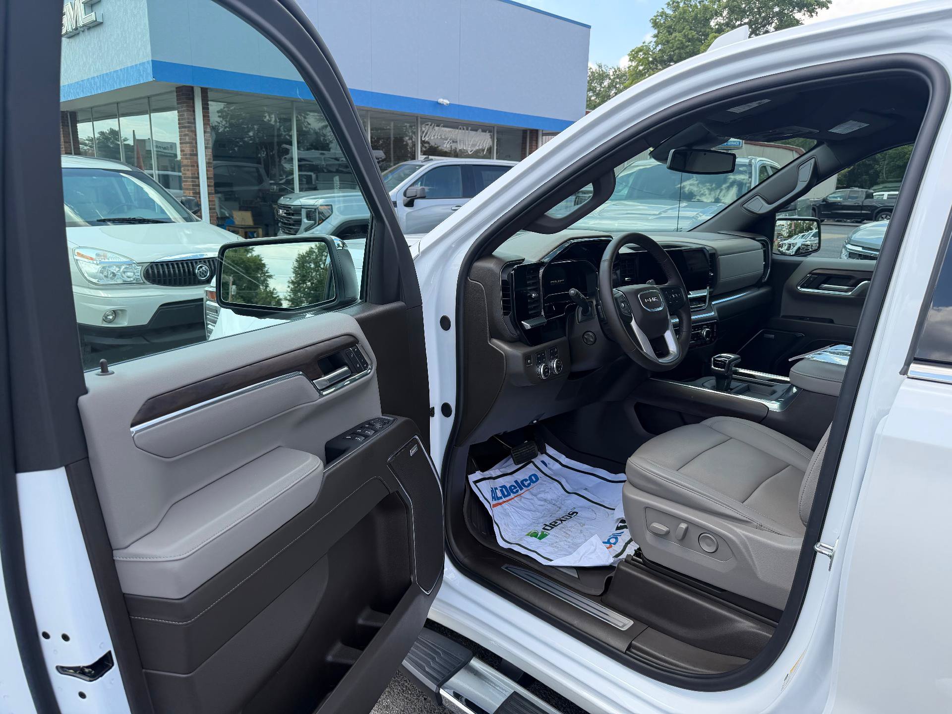Used 2024 GMC Sierra 1500 SLT w/ SLT Premium Plus Package AWD/4WD image 8