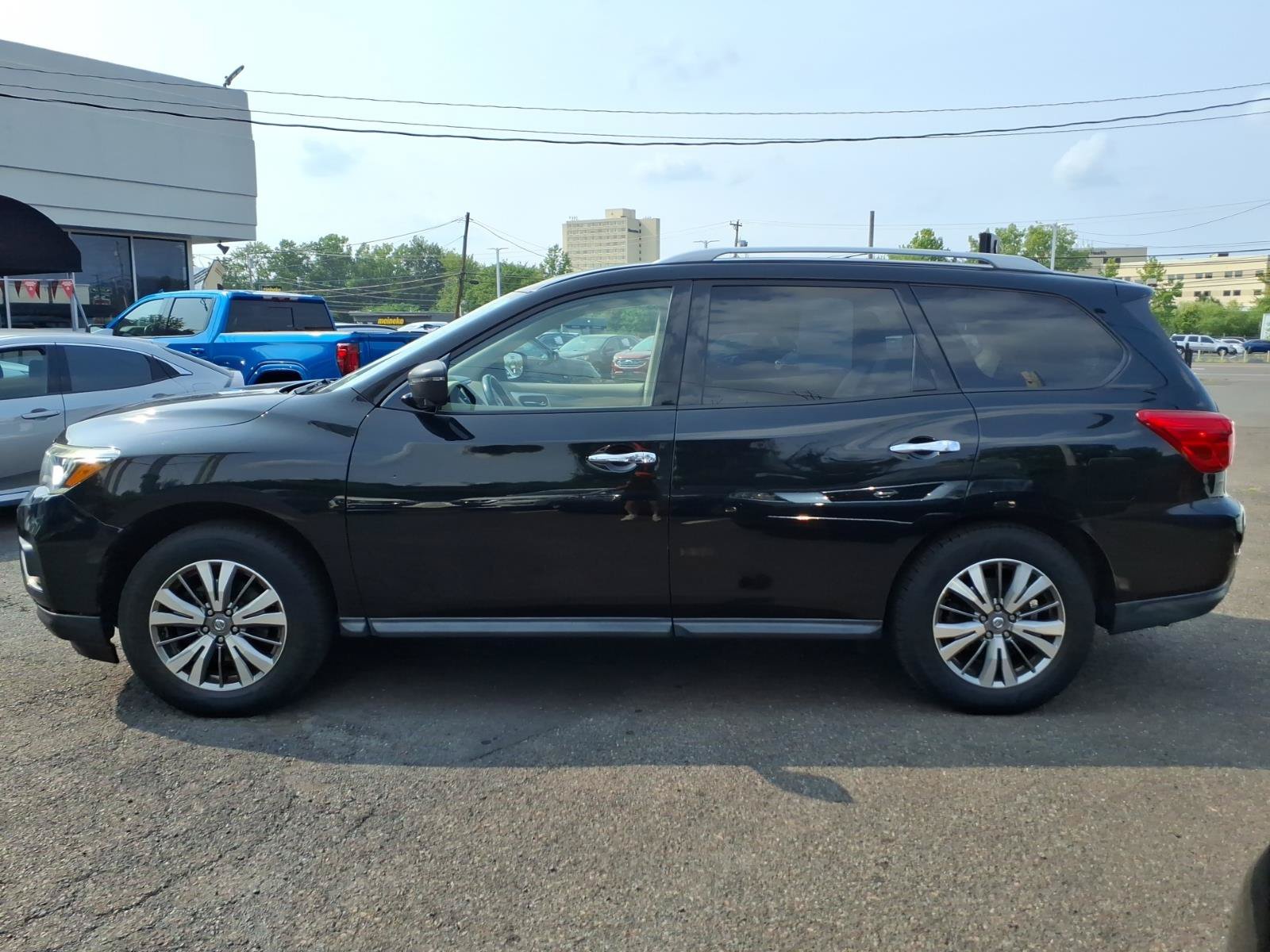 Used 2019 Nissan Pathfinder SL FWD image 7