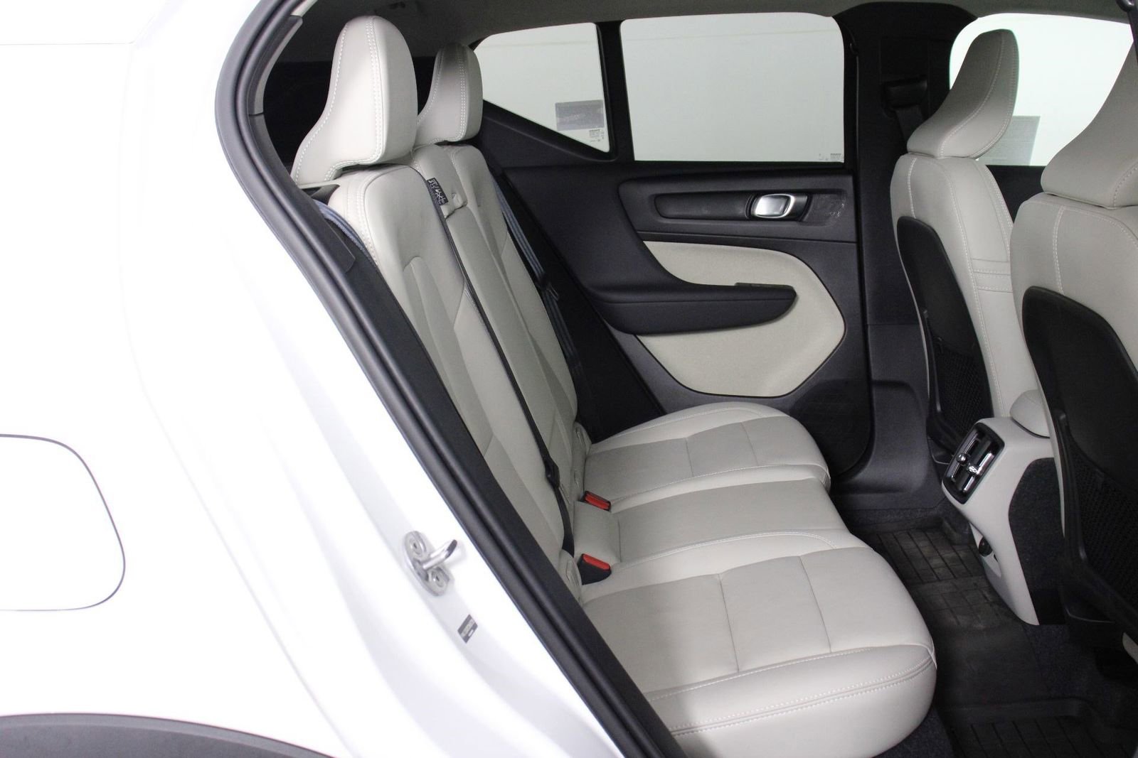 Used 2026 Volvo XC40 B5 Plus w/ Protection Package Premier AWD/4WD image 30
