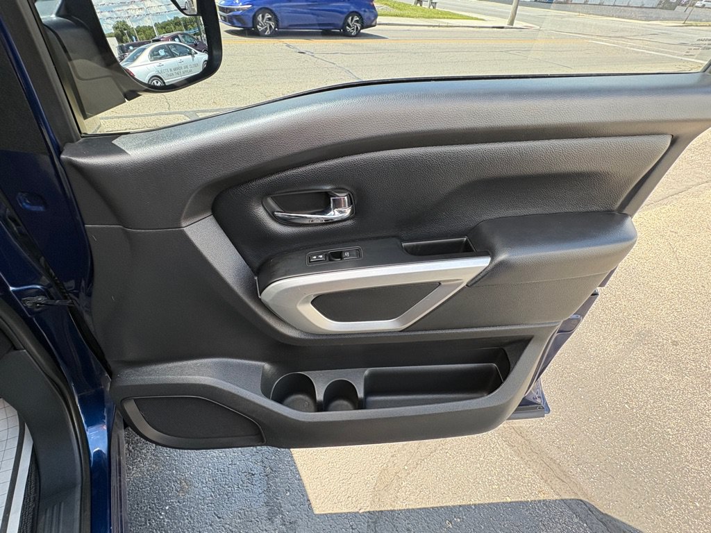 Used 2018 Nissan Titan SV w/ SV Convenience Package RWD image 17