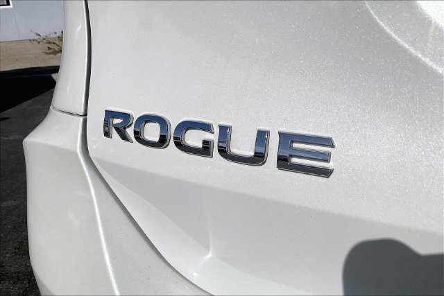 Used 2017 Nissan Rogue SV AWD/4WD image 31