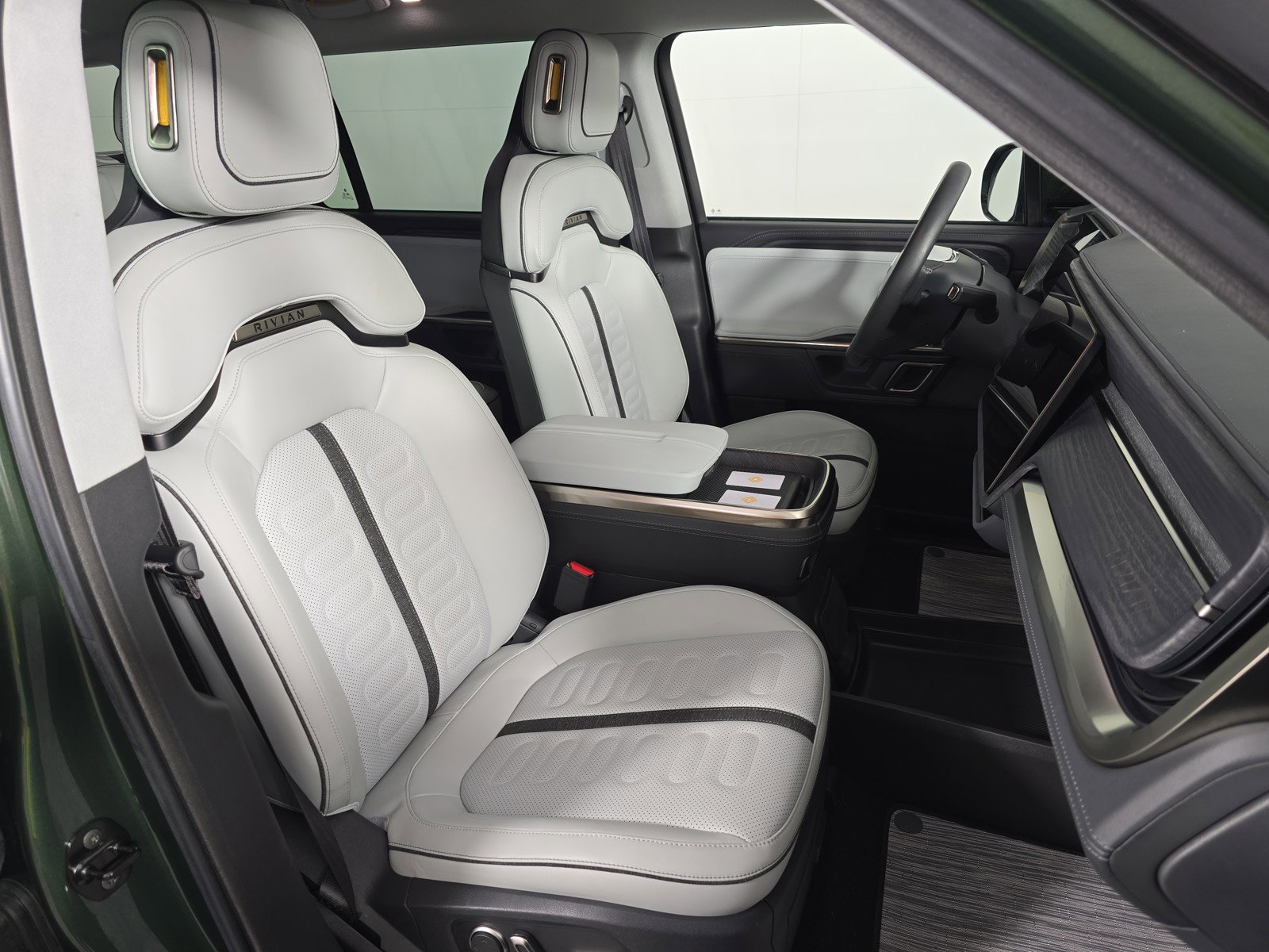 Used 2024 Rivian R1S Adventure AWD/4WD image 24
