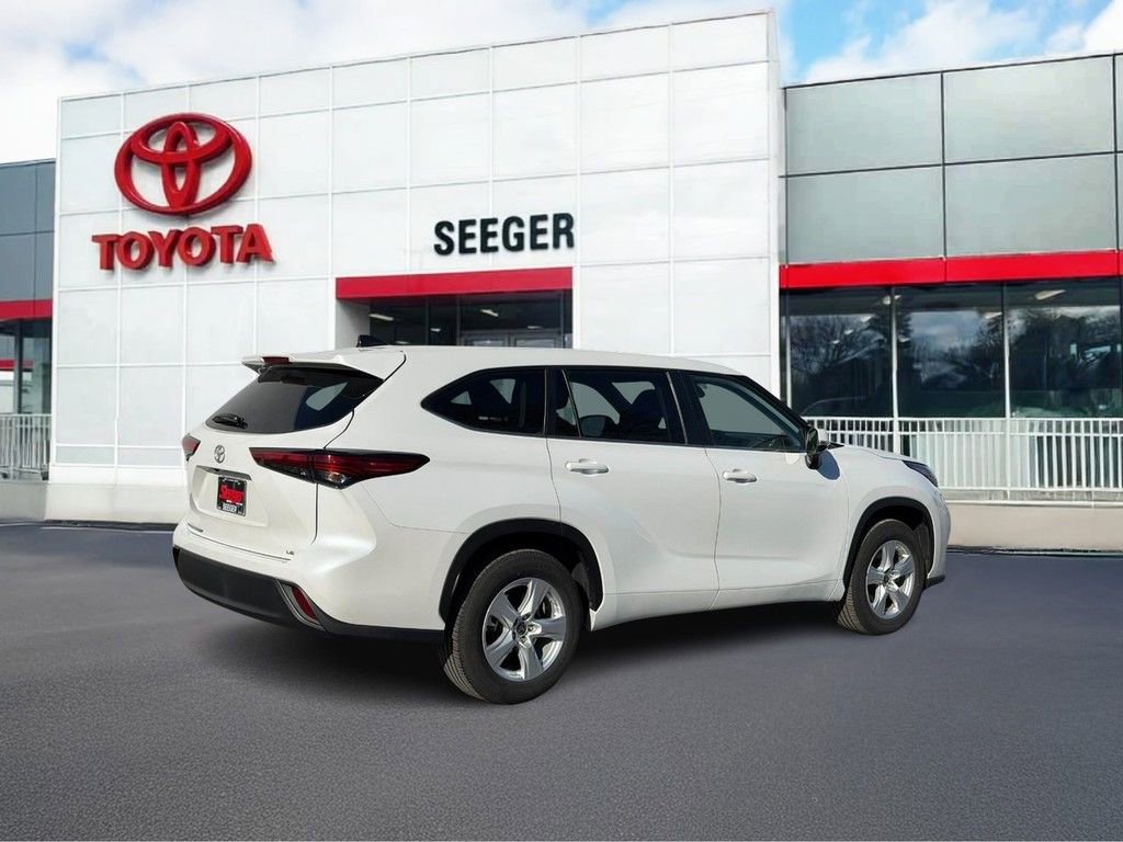 Used 2023 Toyota Highlander LE image 3