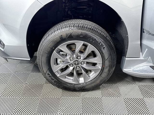 Used 2025 Toyota Sienna XLE w/ XLE Plus Package FWD image 4