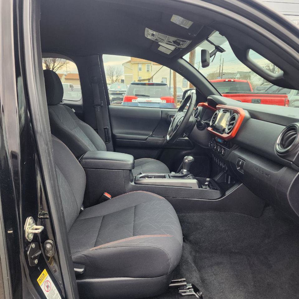 Used 2016 Toyota Tacoma TRD Off-Road w/ Premium & Technology Package image 15