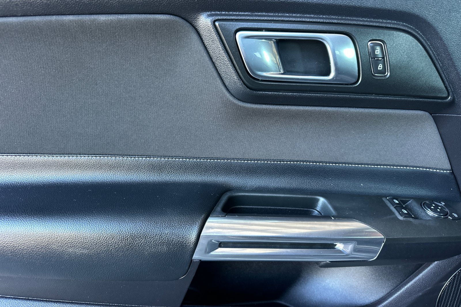 Used 2018 Ford Mustang Coupe RWD image 12