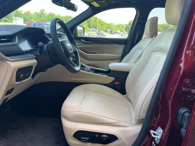 Used 2025 Jeep Grand Cherokee Limited AWD/4WD image 12