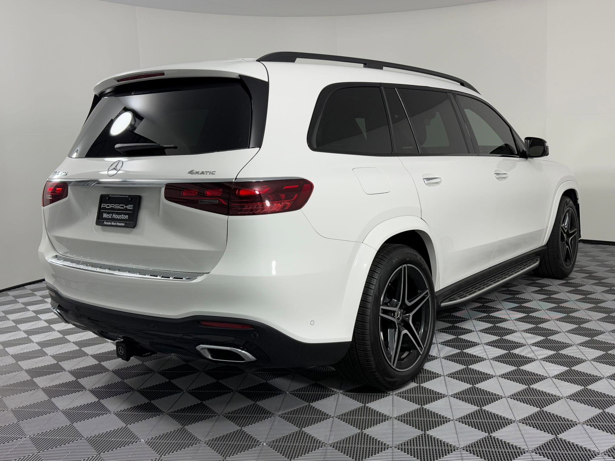 Used 2024 Mercedes-Benz GLS 450 4MATIC image 9