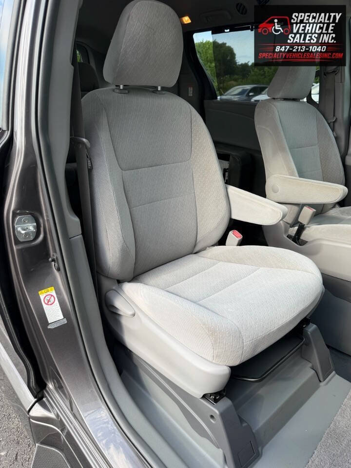 Used 2018 Toyota Sienna LE FWD image 34