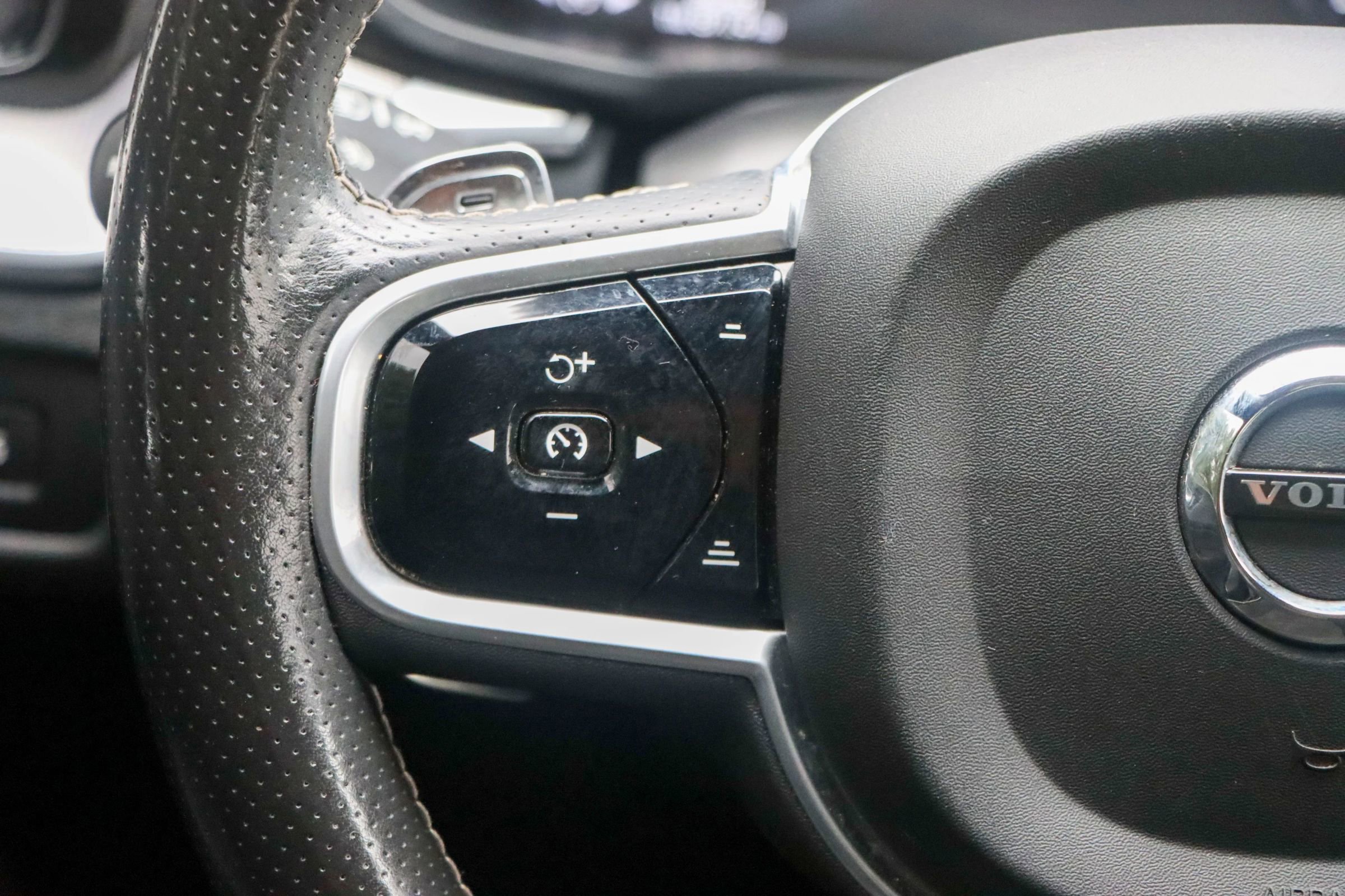 Used 2018 Volvo XC60 T5 R-Design w/ Convenience Package image 29