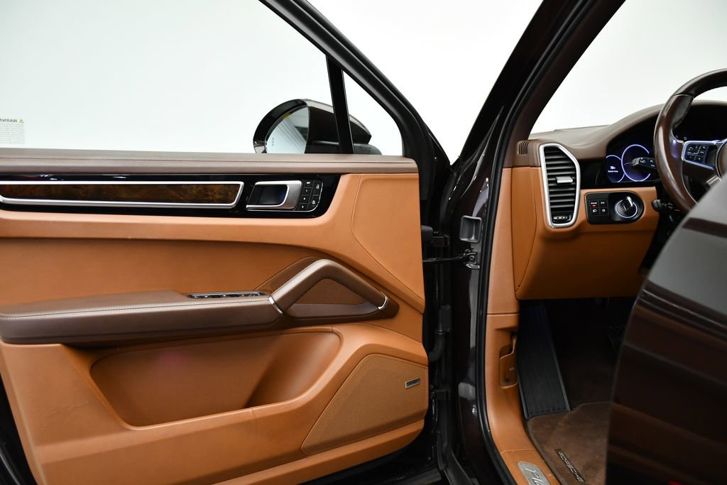 Used 2023 Porsche Cayenne Platinum Edition image 35