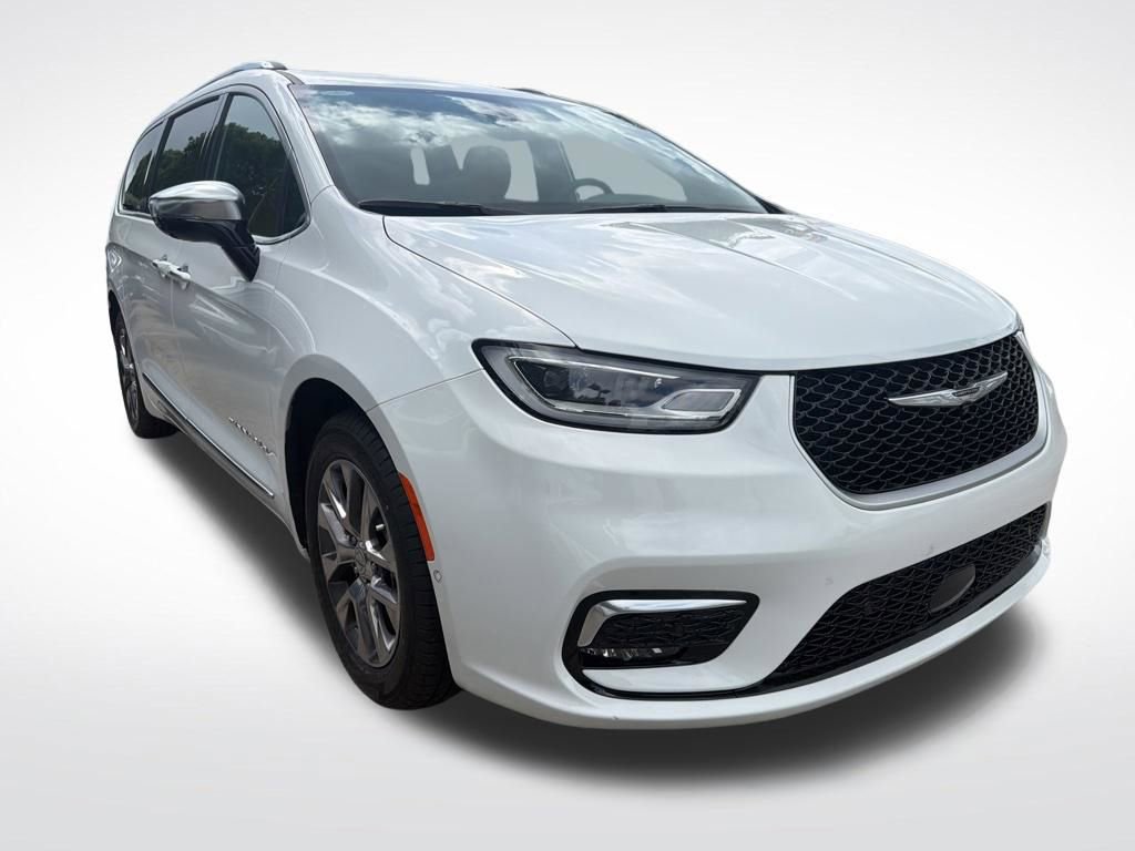 Used 2023 Chrysler Pacifica Pinnacle FWD image 2