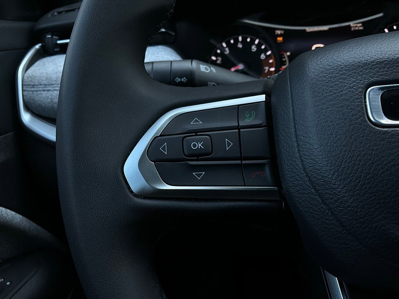 Used 2025 Jeep Compass Latitude image 34