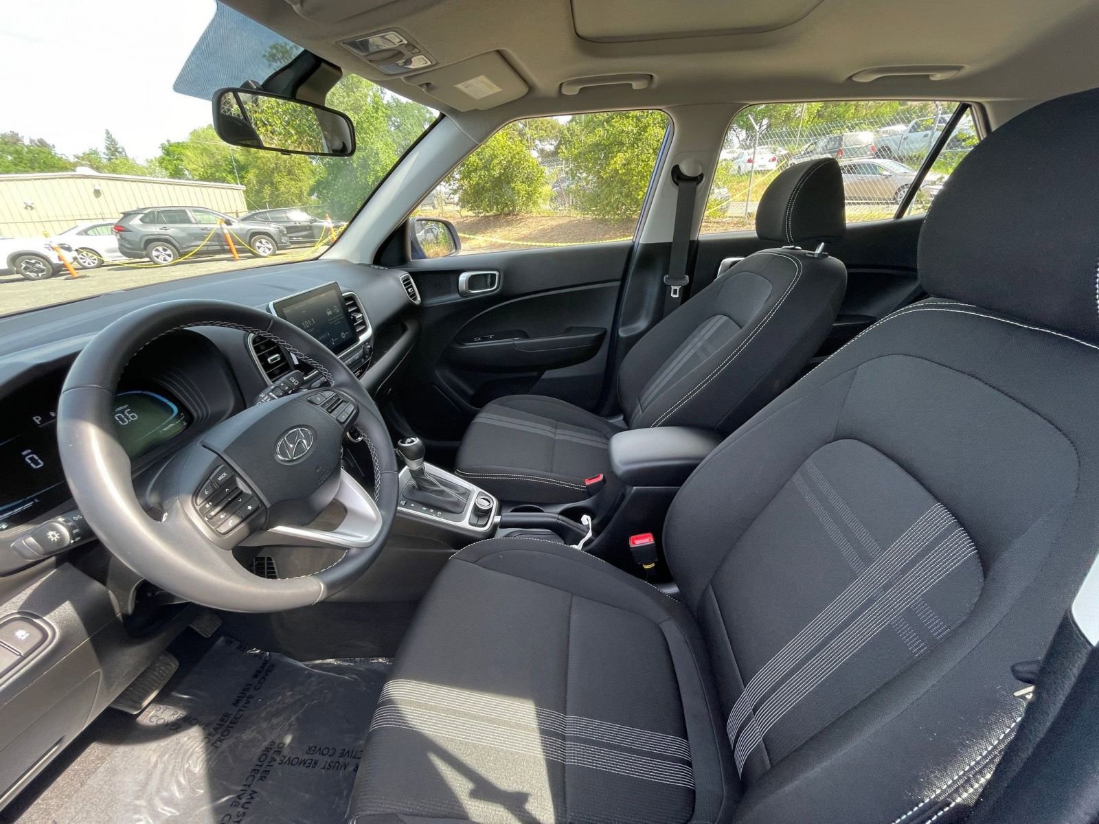 Used 2025 Hyundai Venue SEL image 25