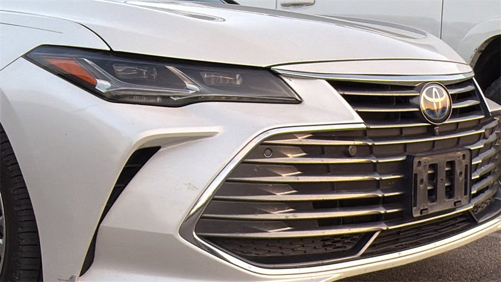 Used 2019 Toyota Avalon Limited image 13