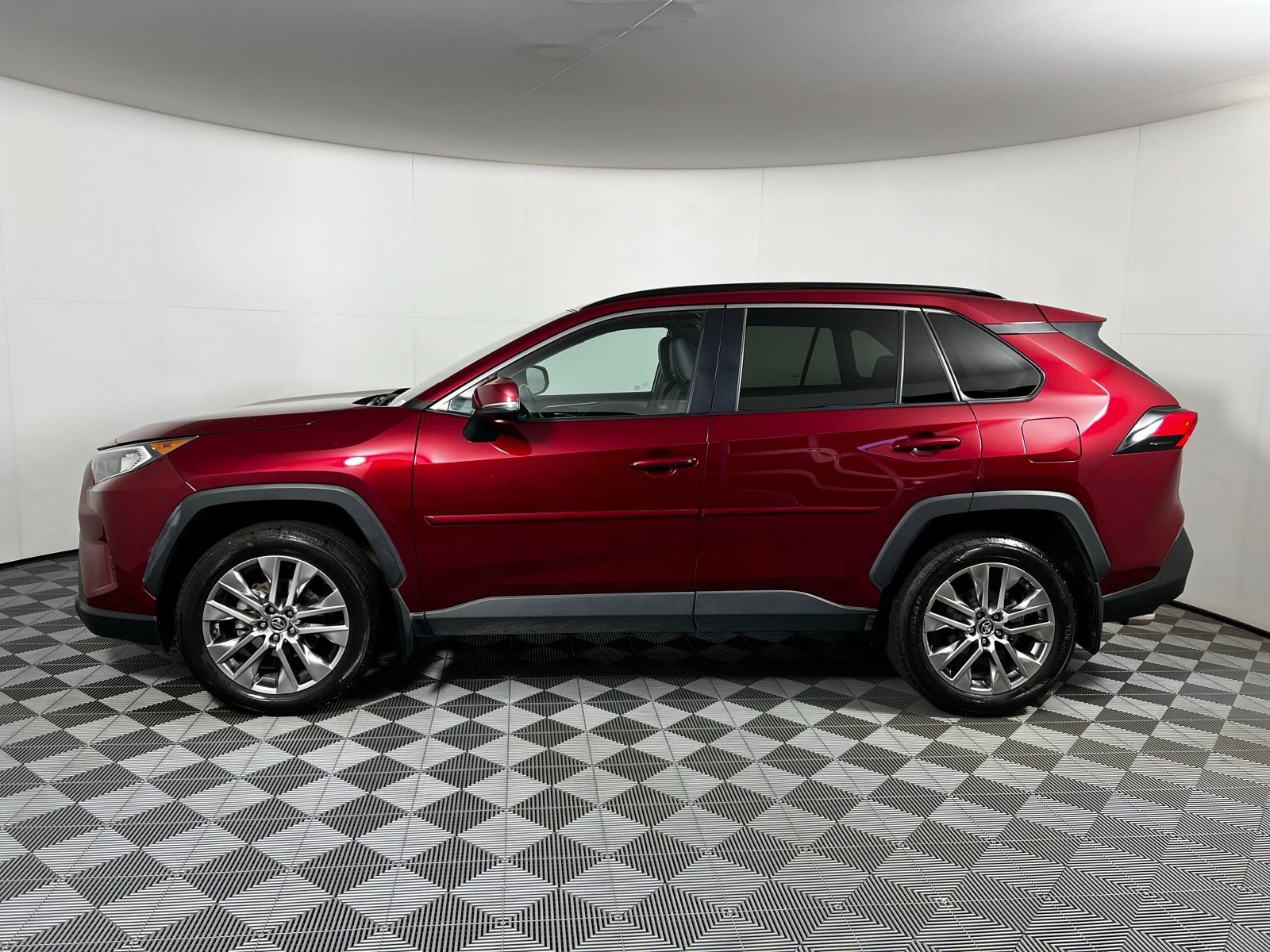 Used 2020 Toyota RAV4 XLE Premium image 8