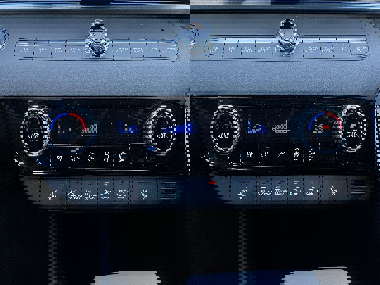 Used 2025 Hyundai Elantra SEL image 27