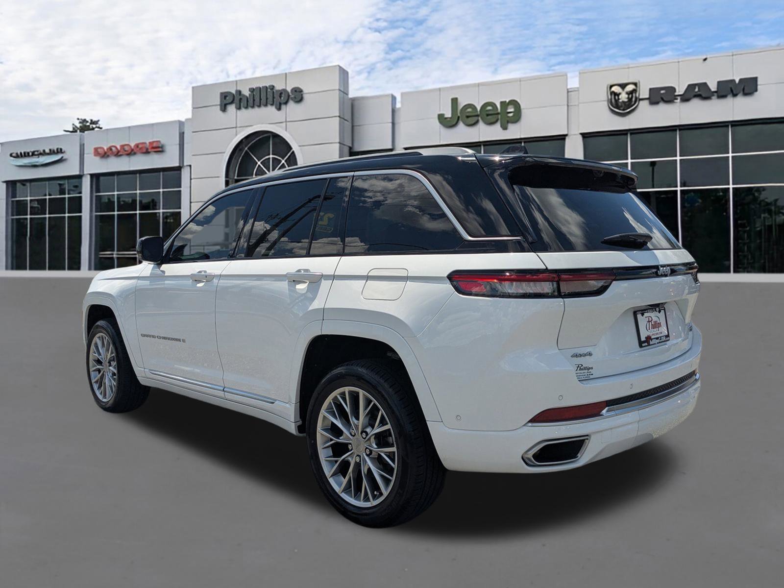 Certified 2023 Jeep Grand Cherokee Summit w/ Adv Protech Group IV AWD/4WD image 5