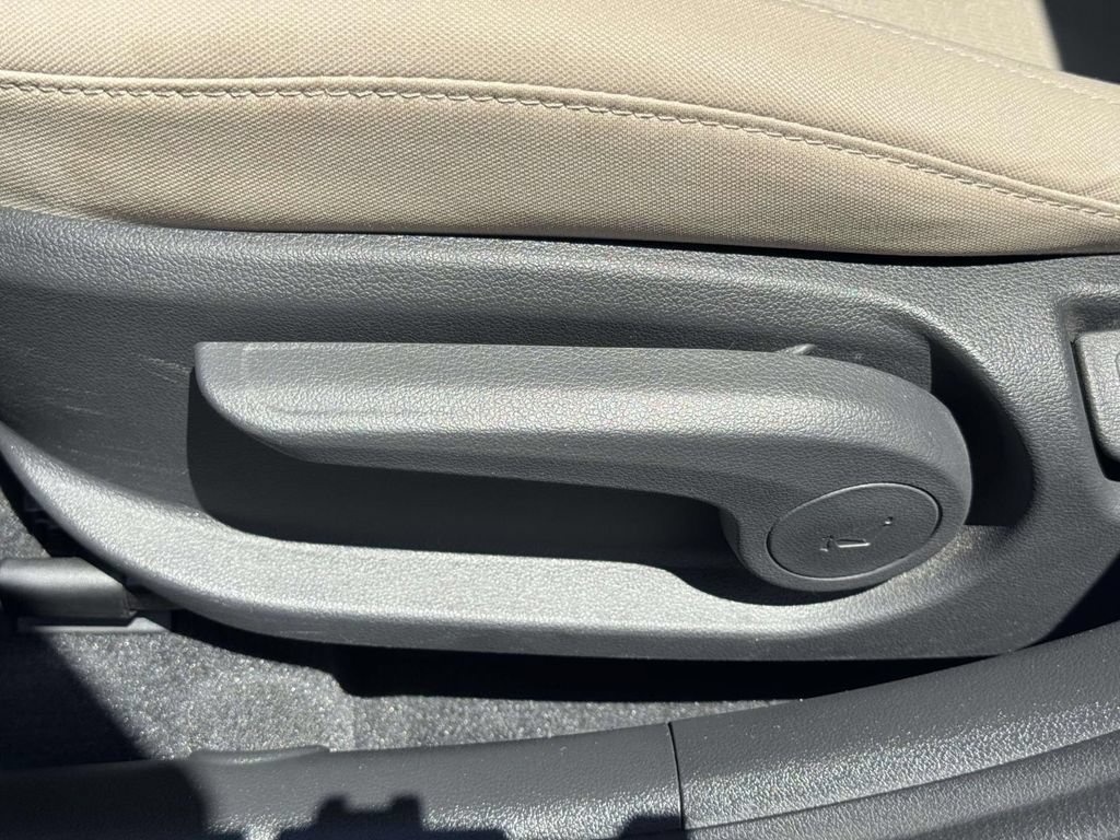 Used 2017 Hyundai Elantra SE FWD image 16
