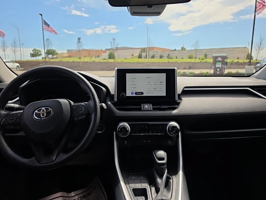Used 2025 Toyota RAV4 XLE AWD/4WD image 21