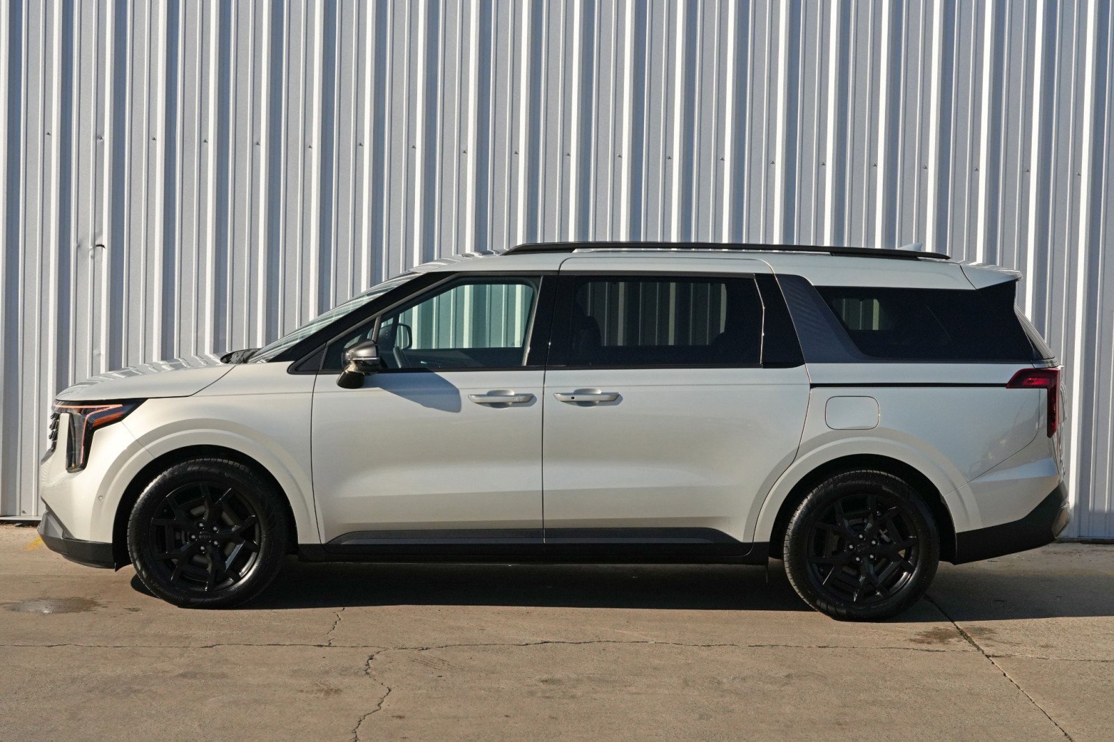 Used 2025 Kia Carnival SX w/ SX Dark Edition Package image 49