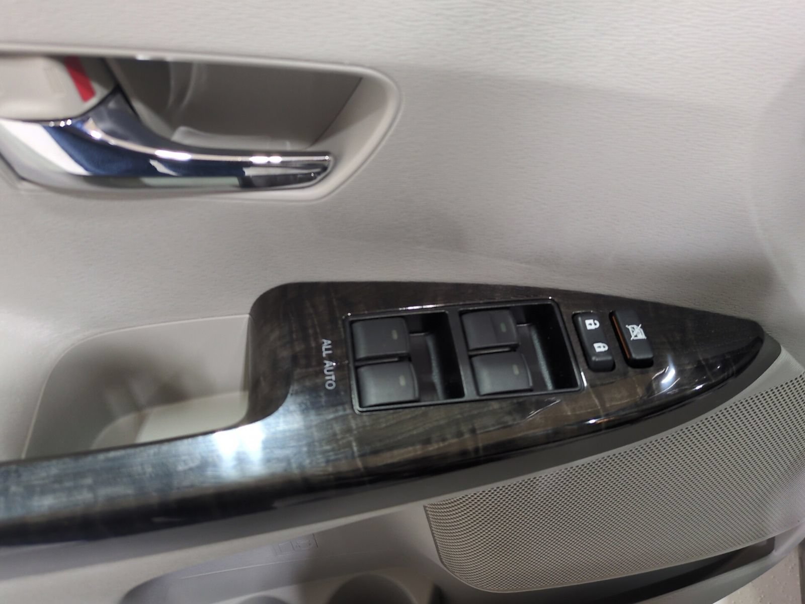 Used 2015 Toyota Venza LE FWD image 16