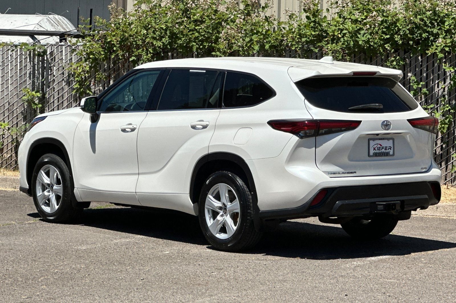 Used 2021 Toyota Highlander L AWD/4WD image 6