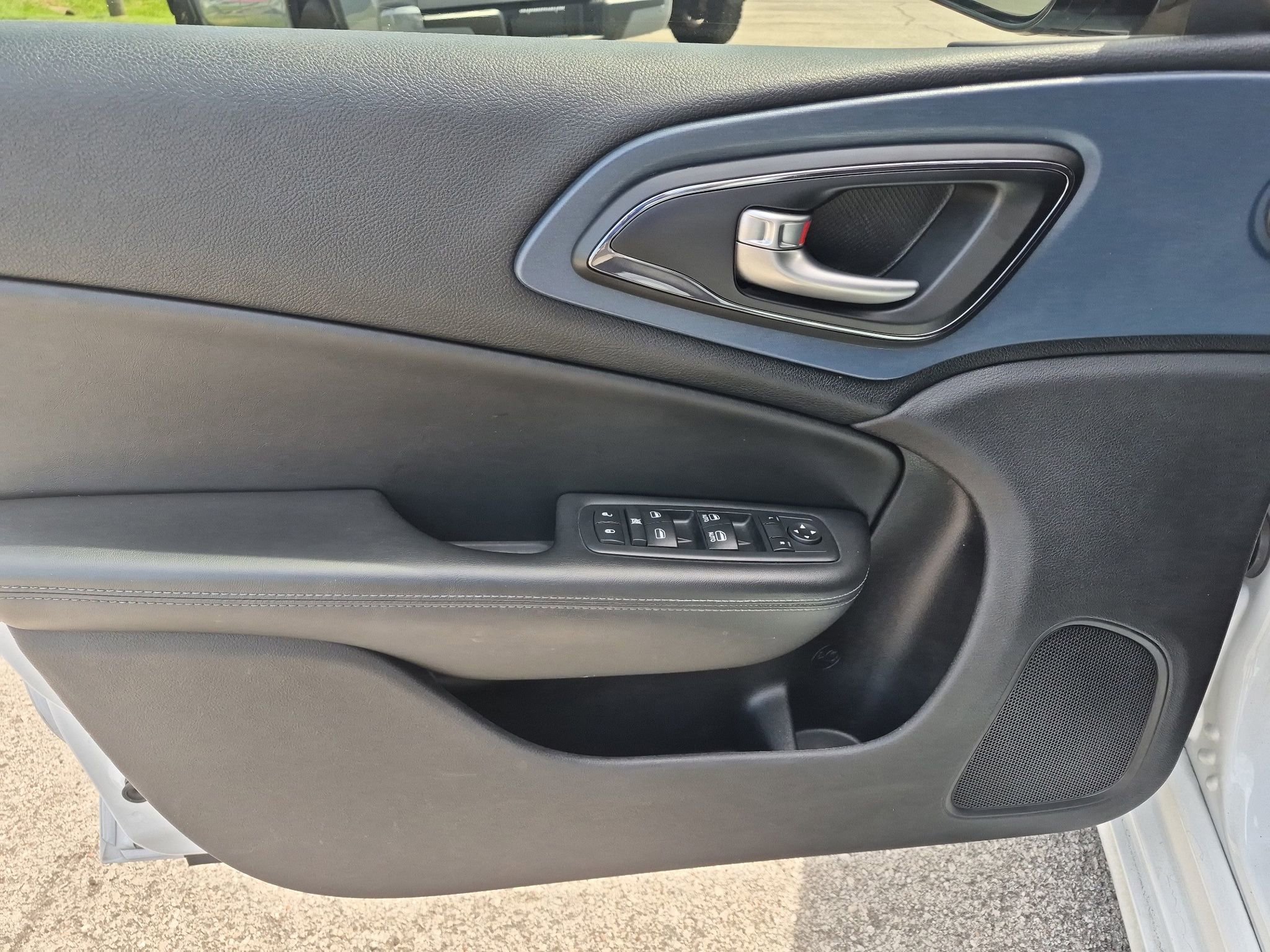 Used 2016 Chrysler 200 S w/ Comfort Group image 12