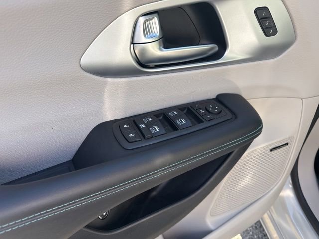 Used 2020 Chrysler Pacifica Limited w/ Advanced Safetytec Group FWD image 18