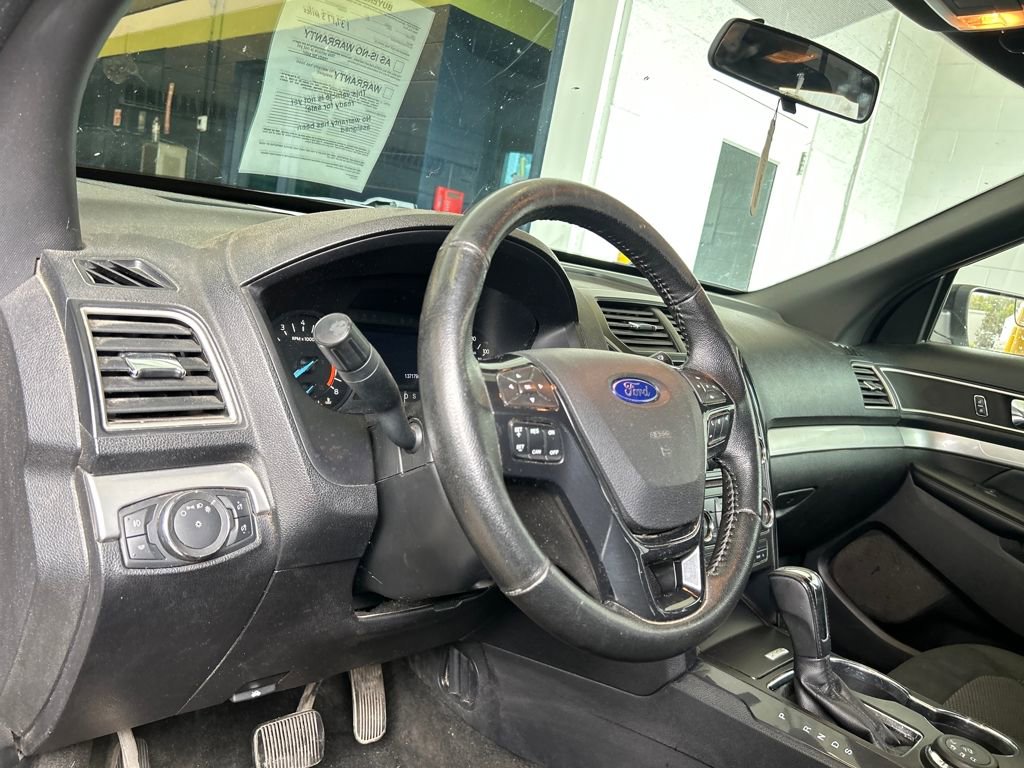 Used 2017 Ford Explorer XLT image 8