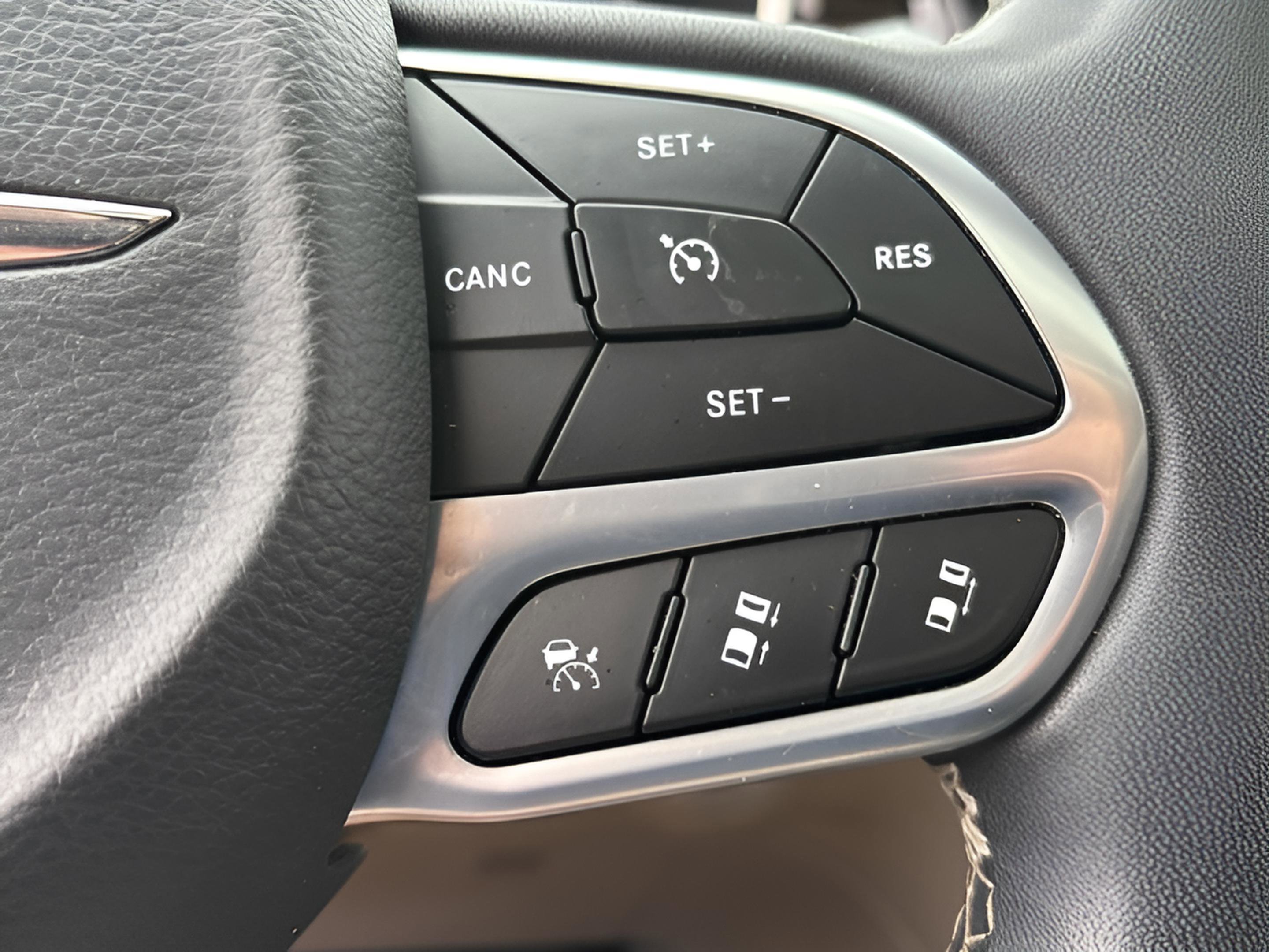 Used 2022 Chrysler Pacifica Limited w/ Uconnect Theater Family Group image 23