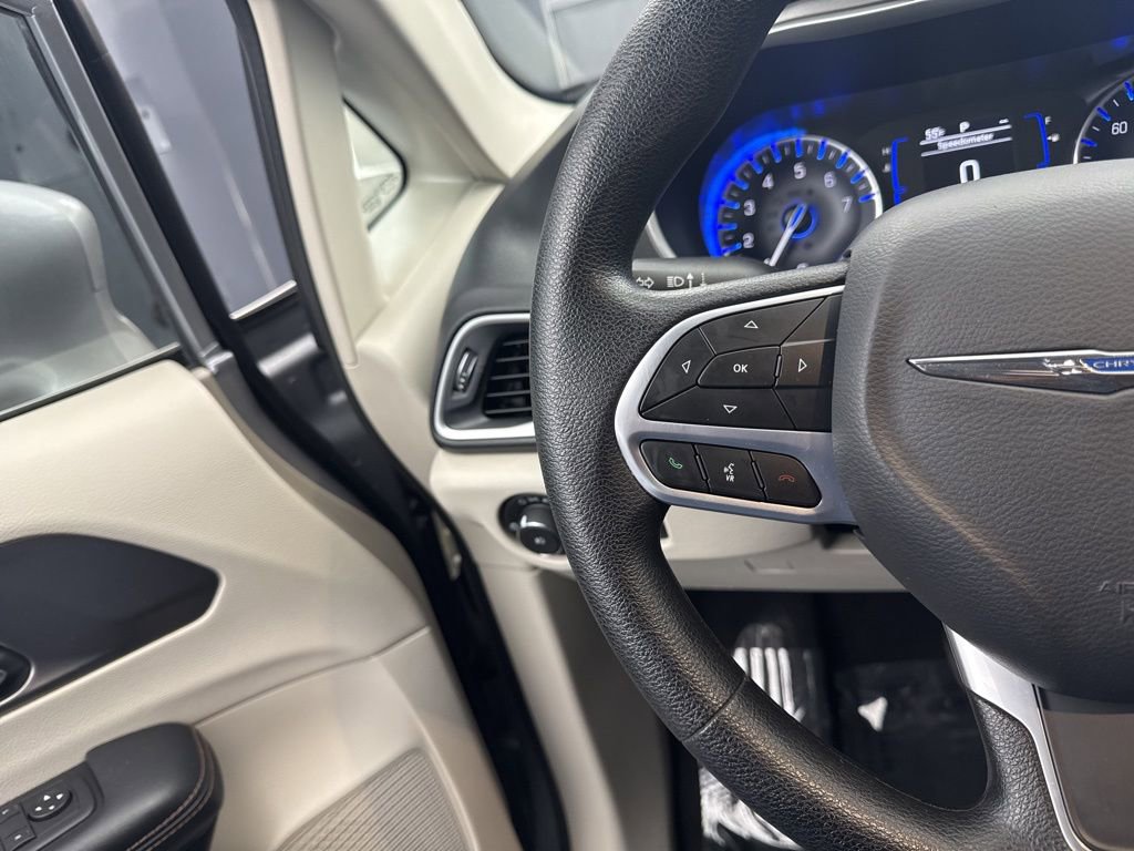 Used 2020 Chrysler Pacifica Touring image 28