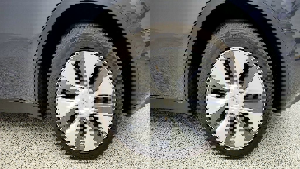 Used 2023 Tesla Model Y Long Range image 9