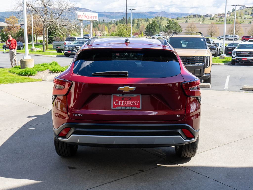 Used 2025 Chevrolet Trax LT FWD image 6