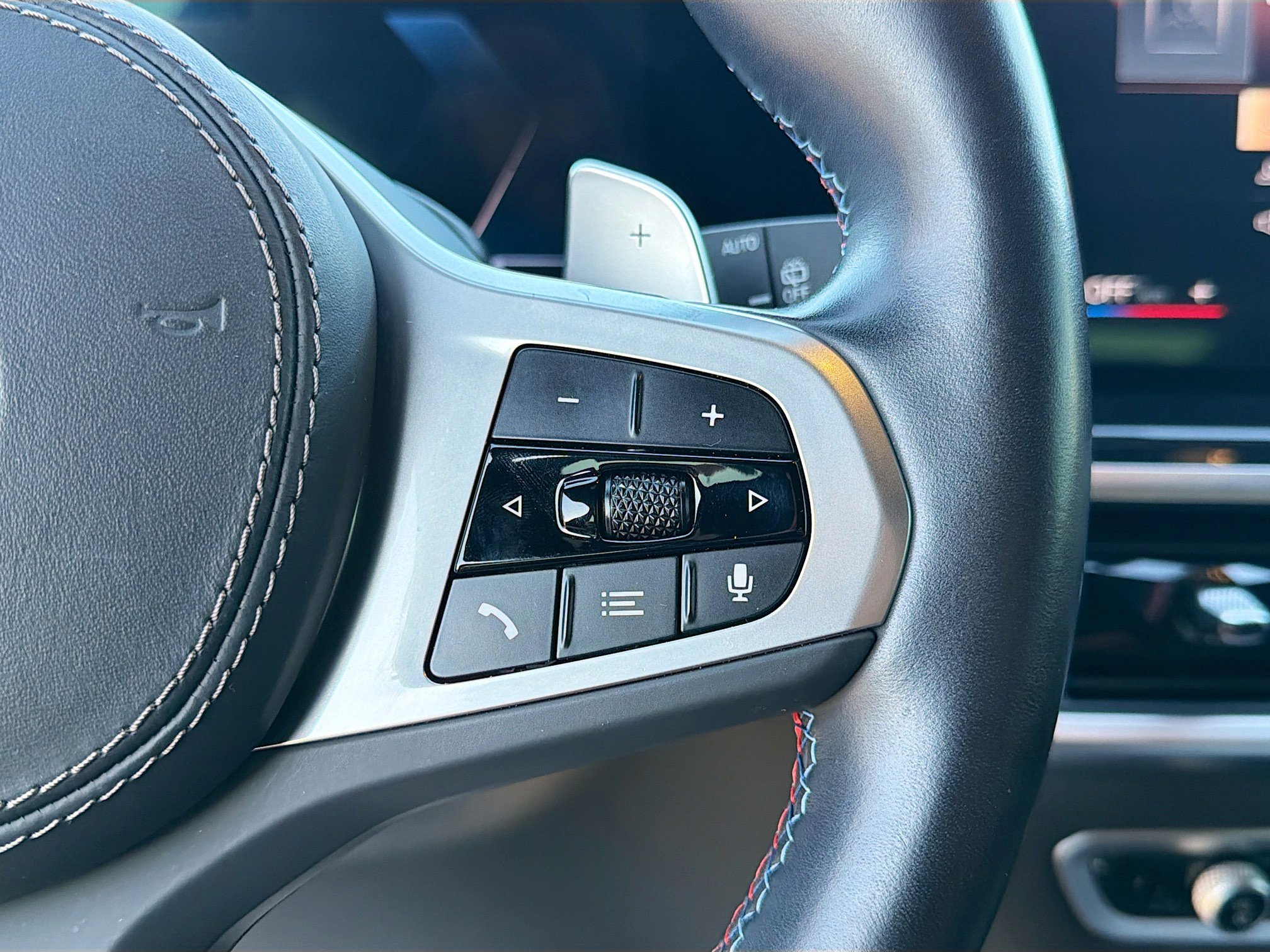 Used 2023 BMW X7 M60i w/ Climate Comfort Package image 39