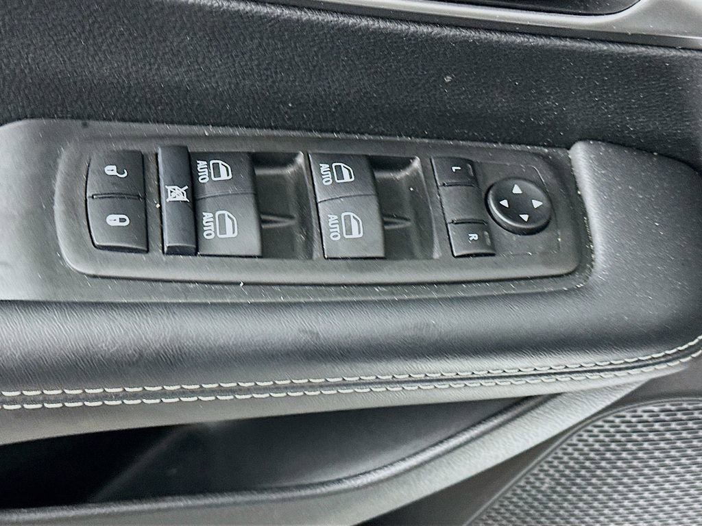 Certified 2025 Chrysler Pacifica Select image 26