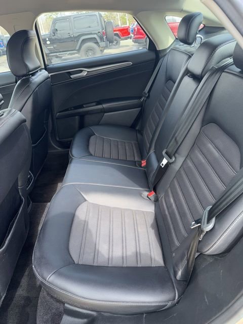 Used 2017 Ford Fusion SE w/ Equipment Group 201A image 8