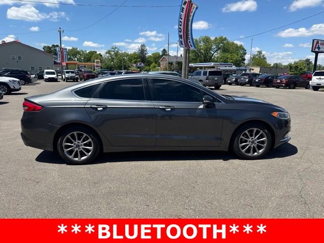 Used 2017 Ford Fusion SE w/ Fusion SE Technology Package FWD image 2