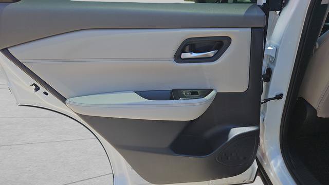Used 2025 Nissan Rogue SL AWD/4WD image 28