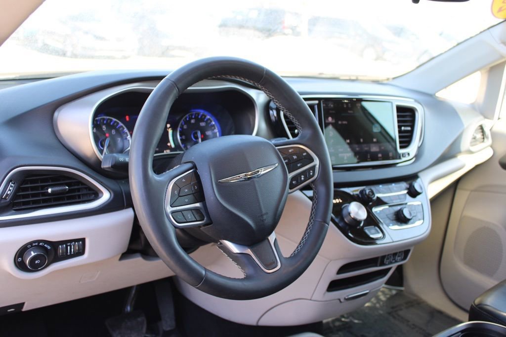 Used 2023 Chrysler Pacifica Touring-L image 17