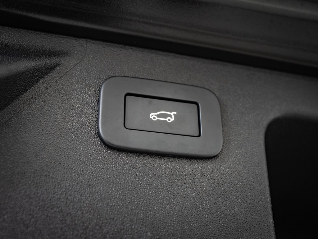 Used 2023 Land Rover Discovery Sport SE R-Dynamic image 18