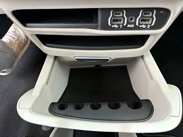 Used 2022 Chrysler Voyager LX FWD image 25