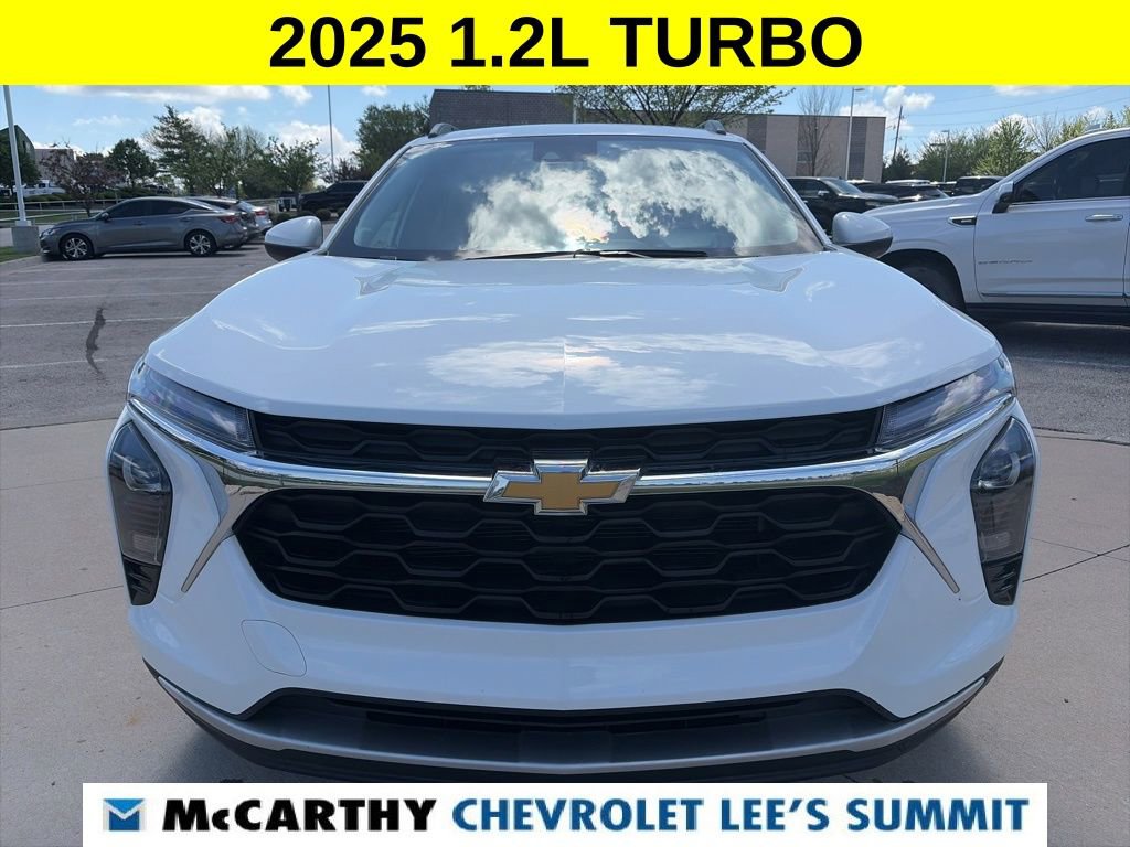 Used 2025 Chevrolet Trax LT FWD image 3