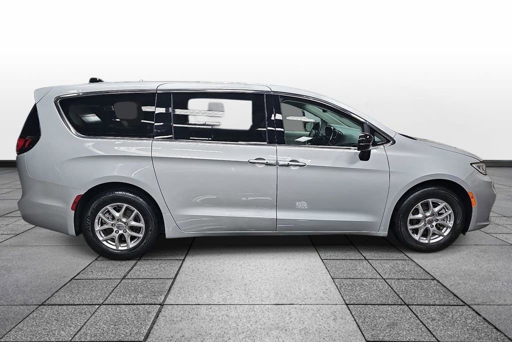 Used 2024 Chrysler Pacifica Touring-L image 4