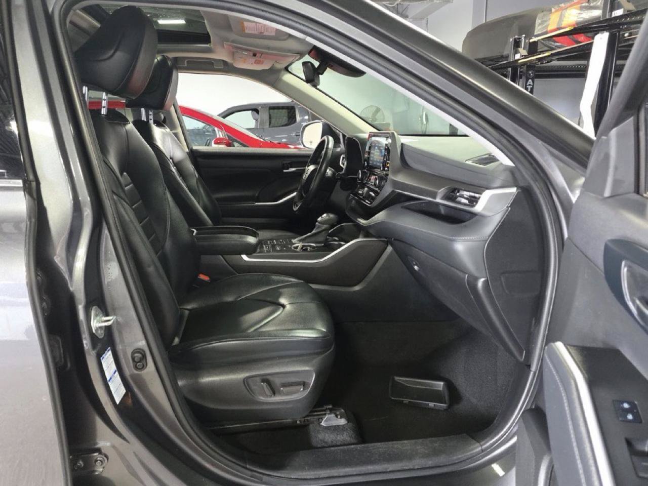 Used 2022 Toyota Highlander XLE AWD/4WD image 12