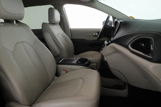 Used 2021 Chrysler Pacifica Touring-L image 32