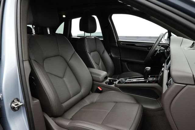 Certified 2025 Porsche Macan AWD/4WD image 18